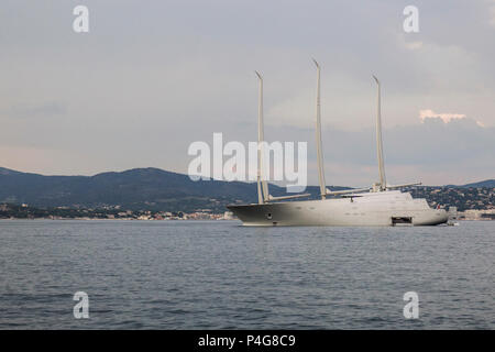 Saint Tropez. Frankreich 21 Th, 2018, Das große "Sailing A' vor Saint Tropez Golf. Das Segeln ist eine der größten Segelyacht der Welt, builtd in Deutschland mit den fortschrittlichsten Netzgemeinschaften. Länge 142.81 Meter; 12700 Tonnen, entworfen von Phillippe Starck und Dolker & Voges. Der Eigentümer des Schiffes ist Andrej Melnichenko aus Russland. Foto Alejandro Sala/Alamy Llive Nachrichten Stockfoto