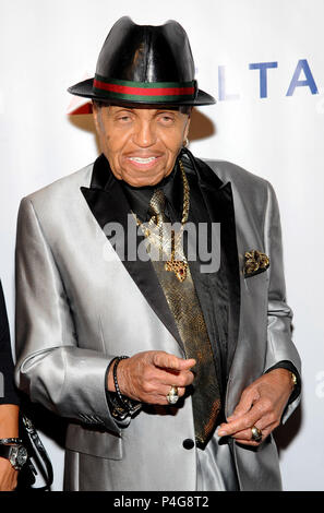 *** Foto *** JOE JACKSON IM KRANKENHAUS MIT KREBS New York, NY - 7. Oktober: Joe Jackson nimmt die Brüder Grundlage Gala zu Ehren Robert De Niro und Carlos Slim im Waldorf-Astoria am 7. Oktober 2014 in New York City. Quelle: John Palmer/MediaPunch Stockfoto