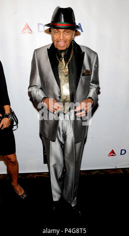 *** Foto *** JOE JACKSON IM KRANKENHAUS MIT KREBS New York, NY - 7. Oktober: Joe Jackson nimmt die Brüder Grundlage Gala zu Ehren Robert De Niro und Carlos Slim im Waldorf-Astoria am 7. Oktober 2014 in New York City. Quelle: John Palmer/MediaPunch Stockfoto