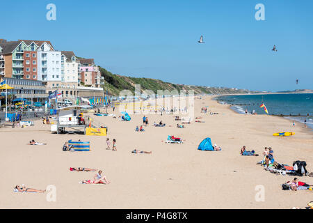 Bournemouth, UK. Am 22. Juni 2018. UK sonniges Wetter, Leute auf dem Sandstrand in Boscombe in Bournemouth. Thomas Faull/Alamy leben Nachrichten Stockfoto