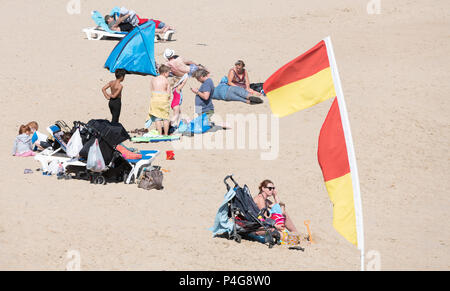 Bournemouth, UK. Am 22. Juni 2018. UK sonniges Wetter, Leute auf dem Sandstrand in Boscombe in Bournemouth. Thomas Faull/Alamy leben Nachrichten Stockfoto