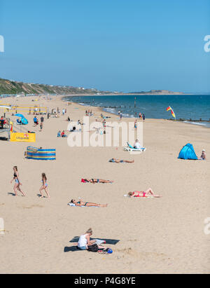 Bournemouth, UK. Am 22. Juni 2018. UK sonniges Wetter, Leute auf dem Sandstrand in Boscombe in Bournemouth. Thomas Faull/Alamy leben Nachrichten Stockfoto