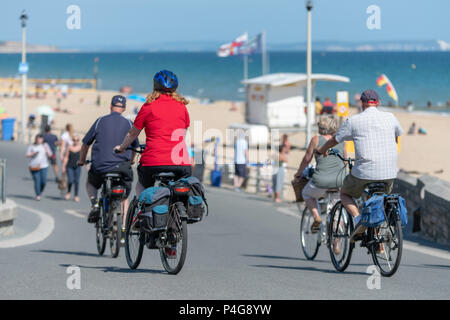 Bournemouth, UK. Am 22. Juni 2018. UK sonniges Wetter, vier Erwachsene radeln Sie entlang der Küste von Boscombe Strand in Bournemouth. Thomas Faull/Alamy leben Nachrichten Stockfoto