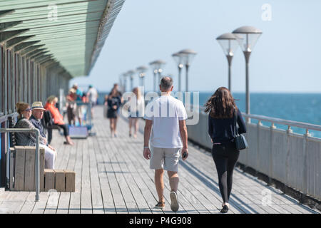 Bournemouth, UK. Am 22. Juni 2018. UK sonniges Wetter, Erwachsene zu Fuß den Pier in Boscombe Strand in Bournemouth. Thomas Faull/Alamy leben Nachrichten Stockfoto