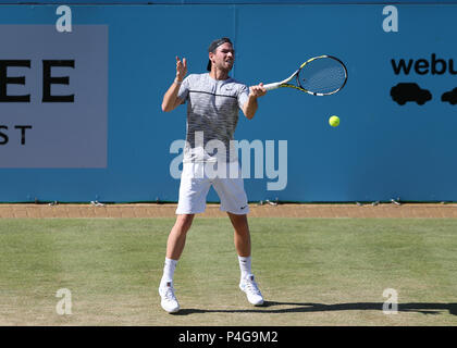 Queens Club, London, Großbritannien. 22. Juni, 2018. Das Fieber Baum Tennis Meisterschaften; Adrian Mannarino (FRA) mit einer Vorhand schuss Credit: Aktion plus Sport/Alamy leben Nachrichten Stockfoto