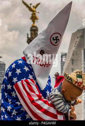 Mexiko City, Mexiko. 21 Juni, 2018. Ein Mann verkleidet bis a a Ki-Klux-Klan Mitglied hält zwei Marionetten während eines Protestes gegen die Migrationspolitik der USA. Der Protest findet vor der amerikanischen Botschaft in der mexikanischen Hauptstadt. Die US-Regierung getrennte Kinder aus Migrantenfamilien ohne Genehmigungen und Internierten Sie diese separat. Dies führte zu massiven Protesten auf internationaler Ebene und in den USA. Die Wende der US-Präsident Donald Trump Migrationen Politik hat nicht weit genug für das Büro für Menschenrechte der Vereinten Nationen gegangen. Credit: Gerardo Vieyra/dpa/Alamy leben Nachrichten Stockfoto