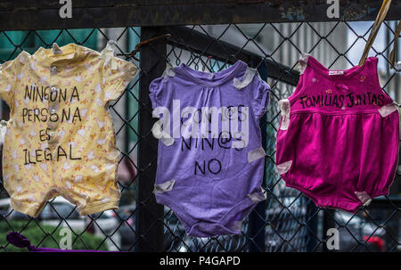 21 Juni 2018, Mexiko, Mexico City: "Kein Mensch ist illegal" (L), "Familien gehören zusammen' (R) und "Nicht mit den Kindern' (C) auf Strampler während eines Protestes gegen die Migrationspolitik der USA geschrieben. Der Protest findet vor der amerikanischen Botschaft in der mexikanischen Hauptstadt. Die US-Regierung getrennte Kinder aus Migrantenfamilien ohne Genehmigungen und Internierten Sie diese separat. Dies führte zu massiven Protesten auf internationaler Ebene und in den USA. Die Wende der US-Präsident Donald Trump Migrationen Politik hat nicht weit genug für das Büro für Menschenrechte der Vereinten Nationen gegangen. Foto: Stockfoto