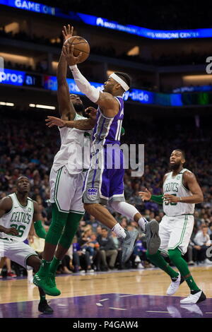 Sacramento, Kalifornien, USA. 25 Mär, 2018. Boston Celtics guard Jaylen Braun (7) schützt vor Geschossen von Sacramento Kings guard Frank Maurer III (10) im vierten Quartal während eines Spiels im Golden 1 Mitte am Sonntag, 25. März 2018 in Sacramento, Calif. Credit: Paul Kitagaki jr./Sacramento Bee/ZUMA Draht/Alamy leben Nachrichten Stockfoto