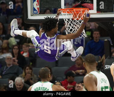 Sacramento, Kalifornien, USA. 25 Mär, 2018. Sacramento Kings guard De Aaron Fox (5), hängt an den Korb, nachdem sie gegen die Boston Celtics während eines Spiels im Golden 1 Mitte am Sonntag, 25. März 2018 in Sacramento, Calif. Credit: Paul Kitagaki jr./Sacramento Bee/ZUMA Draht/Alamy leben Nachrichten Stockfoto