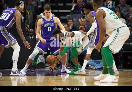 Sacramento, Kalifornien, USA. 25 Mär, 2018. Boston Celtics guard Jaylen Braun (7) Schlachten Sacramento Kings guard Bogdan Bogdanovic (8) für Erholung während eines Spiels im Golden 1 Mitte am Sonntag, 25. März 2018 in Sacramento, Calif. Credit: Paul Kitagaki jr./Sacramento Bee/ZUMA Draht/Alamy leben Nachrichten Stockfoto