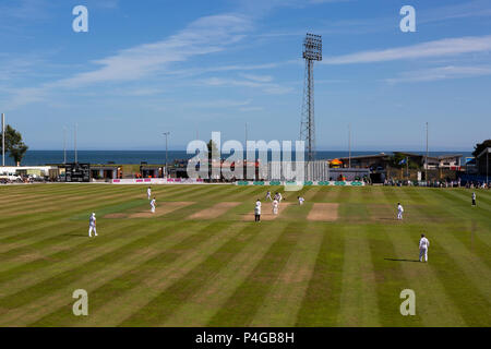 Blick auf St. Helen's, der Heimat von Swansea Cricket und Fußball-Verein in Richtung Mumbles Road an einem heißen Sommertag Stockfoto