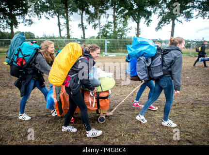 22 Juni 2018, Deutschland, Scheeßel: eine Gruppe von jungen Frauen auf dem Campingplatz des Festivals Handwagen. 65.000 Besucher zum Open Air Festival vom 22. bis zum 24. Juni. Foto: Hauke-Christian Dittrich/dpa Stockfoto