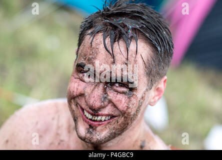 22 Juni 2018, Deutschland, Scheeßel: Niklas lacht Nach dem Einschieben der Campingplatz des Hurricane Festival. 65.000 Besucher zum Open Air Festival vom 22. bis zum 24. Juni. Foto: Hauke-Christian Dittrich/dpa Stockfoto