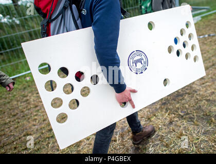 22 Juni 2018, Deutschland, Scheeßel: ein Mann mit einer "Bierpong" Tabelle in der Campingplatz des Hurricane Festival. 65.000 Besucher zum Open Air Festival vom 22. bis zum 24. Juni. Foto: Hauke-Christian Dittrich/dpa Stockfoto