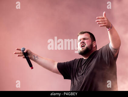 22 Juni 2018, Deutschland, Scheeßel: Jan Gorkow, Sänger von "Feine Sahne Fischfillet" auf der Bühne des Hurricane Festival. 65.000 Besucher zum Open Air Festival vom 22. bis zum 24. Juni. Foto: Hauke-Christian Dittrich/dpa Stockfoto