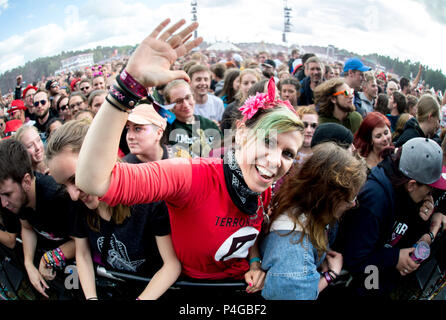 22 Juni 2018, Deutschland, Scheeßel: Fans während der Aufführung der 'Feine Sahne Fischfillet' das Hurricane Festival. 65.000 Besucher zum Open Air Festival vom 22. bis zum 24. Juni. Foto: Hauke-Christian Dittrich/dpa Stockfoto