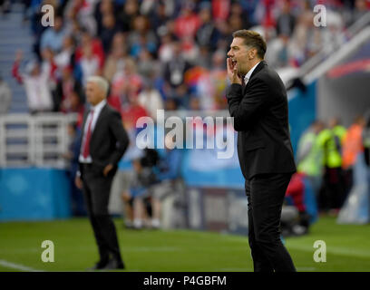 Kaliningrad, Russland. 22. Juni, 2018. Serbiens Trainer Mladen Krstajic gibt Anweisungen an die Spieler während der FIFA WM 2018 Gruppe E Übereinstimmung zwischen der Schweiz und Serbien in Kaliningrad, Russland, 22. Juni 2018. Credit: Chen Cheng/Xinhua/Alamy leben Nachrichten Stockfoto