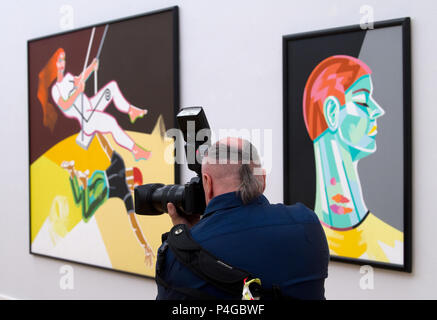 Chemnitz, Deutschland. 22. Juni, 2018. Ein Besucher nimmt ein Bild wie Er steht zwischen den beiden Kunstwerke 'Die Schaukel' (1988, L), und "ein makelloser Hals" (1993) von der Künstlerin Rissa, die Witwe des deutschen Künstlers Karl Otto Goetz, an der Kunst Ausstellung "Kunstsammlungen Chemnitz". Anlässlich der 80. Geburtstag von Rissa die Kunstsammlungen Chemnitz' präsentiert rund 30 ihrer Werke in einer Retrospektive, die am 24. Juni geöffnet. Credit: Hendrik Schmidt/dpa-Zentralbild/dpa/Alamy leben Nachrichten Stockfoto