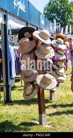 Hickstead, West Sussex, UK. Am 22. Juni 2018. Shopping Village. Anzug Hüte. Die Al Shira'aa Hickstead Derby treffen. Springen. Der All England Parcours. Hickstead. West Sussex. UK. Tag 3. 22.06.2018. Credit: Sport in Bildern/Alamy leben Nachrichten Stockfoto