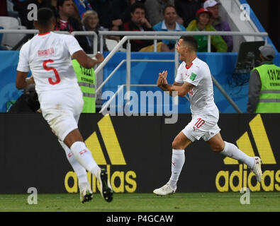 Kaliningrad, Russland. 22. Juni, 2018. Granit Xhaka (R) der Schweiz feiert seine zählen während der FIFA WM 2018 Gruppe E Übereinstimmung zwischen der Schweiz und Serbien in Kaliningrad, Russland, 22. Juni 2018. Credit: Chen Cheng/Xinhua/Alamy leben Nachrichten Stockfoto