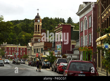 Saranac Lake, New York, USA. 6. Sep 2014. Downtown Saranac Lake ist ein kleiner Ort im Spätsommer, wie sie für den ersten Zyklus Adirondacks Fahrradtour in Upstate New York vorzubereiten. Credit: L.E. Baskow/ZUMA Draht/Alamy leben Nachrichten Stockfoto