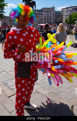 London, England. Am 22. Juni 2018. Ein Ballon artist kommt in Trafalgar Square an einem sehr heißen Tag. Das sonnige Wetter sagte für die nächsten Tage fortsetzen. © Tim Ring/Alamy leben Nachrichten Stockfoto