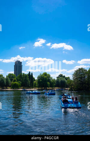 London, England. Am 22. Juni 2018. Menschen gehen auf die Boote auf dem Serpentine, um zum Abkühlen und ein sehr heißer Tag. Das sonnige Wetter sagte für die nächsten Tage fortsetzen. © Tim Ring/Alamy leben Nachrichten Stockfoto