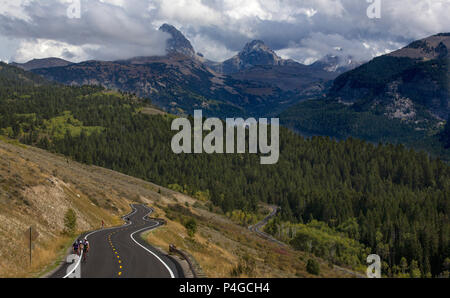 Jackson, Wyoming, USA. 22 Sep, 2013. Radfahrer machen sich auf den Weg, einen anspruchsvollen Mountain Pass zum Grand Targhee Ski Resort über den Grand Teton National Park in Wyoming. Credit: L.E. Baskow/ZUMA Draht/Alamy leben Nachrichten Stockfoto