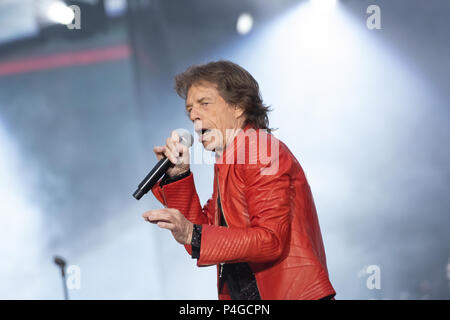 Berlin, Deutschland. 22. Juni, 2018. Mick Jagger singt während der Rolling Stones Konzert im Olympiastadion. Credit: Paul Zinken/dpa/Alamy leben Nachrichten Stockfoto