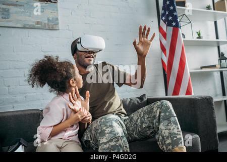 Armee Soldat Vater im VR-Brille von seiner Tochter Stockfoto