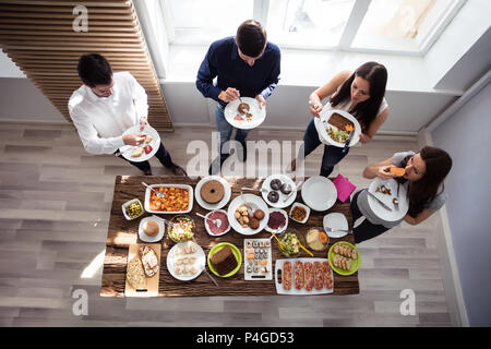 Ansicht der jungen Freunde gemeinsam Mittag zu Essen Stockfoto