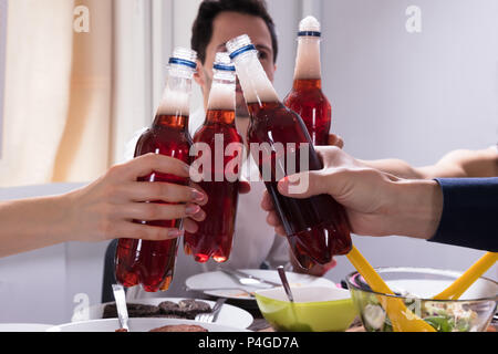 Gruppe der Glückliche junge Freunde feiern mit einer Flasche Limonade trinken Stockfoto