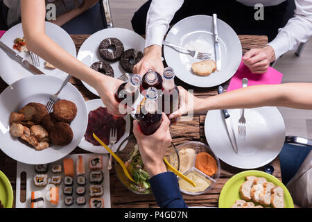 Gruppe der Glückliche junge Freunde feiern mit einer Flasche Limonade trinken Stockfoto