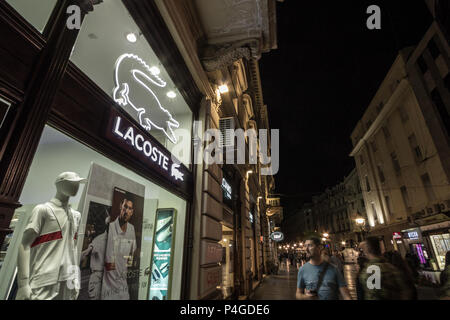 Belgrad, SERBIEN - 16. JUNI 2018: Logo von Lacoste auf Ihre wichtigsten Store für Belgrad. Lacoste ist eine französische Kleidung Firma, Verkauf von Kleidung, Schuhe, Stockfoto