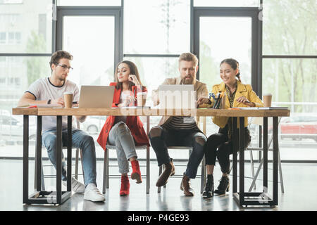 Diverse Business Team, die am Projekt in hellen Arbeitsbereich Stockfoto