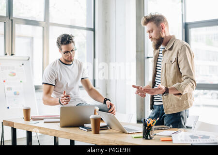 Männliche Business Team, die am Projekt in hellen Arbeitsbereich Stockfoto
