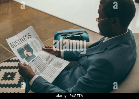 Im mittleren Alter Mann lesen Business Zeitung im Flughafen Stockfoto