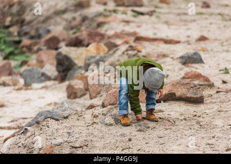 Little Boy in warme Kleidung Ausgabe Zeit allein auf die Natur Stockfoto
