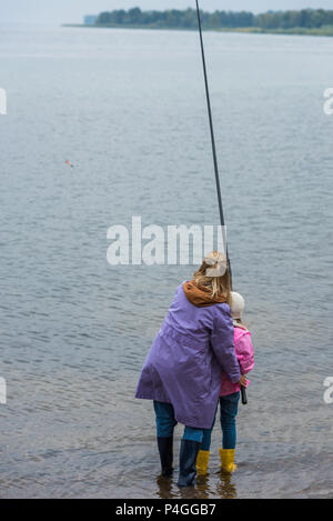 Zurück Blick von Mutter und Tochter Angeln zusammen Stockfoto