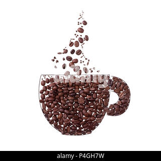 Tasse Kaffee und Dampf aus Kaffeebohnen auf weißem Hintergrund Stockfoto