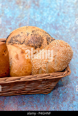 Korb der goldenen Brötchen. Zwiebel, Mohn und Sesam Stockfoto