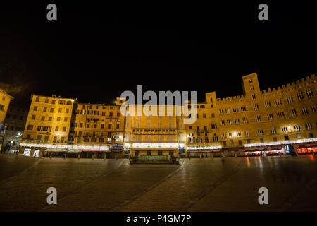 Nachtansicht des Campo Platz (Piazza del Campo), Siena, Palazzo Pubblico und Mangia-Turm (Torre del Mangia) in Siena, Toskana, Italien. Stockfoto