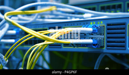 Glasfaser-Kabel angeschlossen, Rechenzentrum Stockfoto