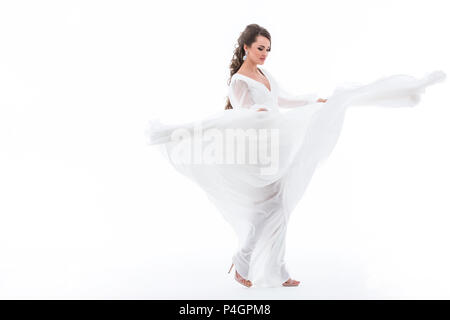 Schöne elegante Braut tanzen in Wedding Dress, isoliert auf weißem Stockfoto