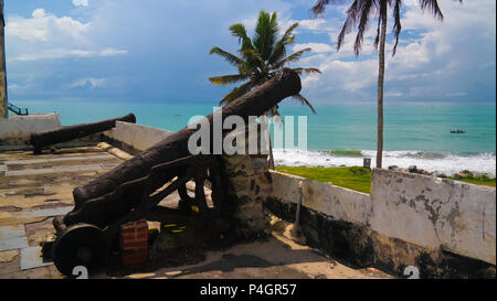 Kanonen auf dem Dach von Elmina Burg und Festung in Ghana Stockfoto