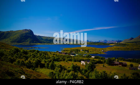 Panoramablick auf das Dorf und Borgpollan Bostad Fjord von Vestvagoy Torvdalshalsen Viewpoint, Insel, Lofoten, Norwegen Stockfoto