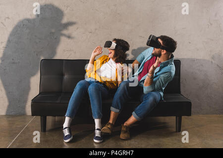 Schatten an der Wand und paar Spaß bei der Verwendung von Virtual reality Headset Stockfoto