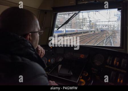 März 13, 2018 - Paris, Frankreich: Eine französische Bahn Arbeitnehmer fährt ein Zug zwischen Paris und der Vorort von Paris. Französische Eisenbahner bereiten eine große Straße Demonstration am 22. März, um gegen Präsident Emmanuel MacronÕs zu protestieren, die Pläne der französischen SNCF Bahnhof zu reformieren. Als Teil ihrer Opposition, Schiene Arbeiter sind auch Open-ended Transport Strike. Un cheminot Conduit un train en banlieue Parisienne, quelques jours Avant le Debut du Mouvement de Greve. Stockfoto