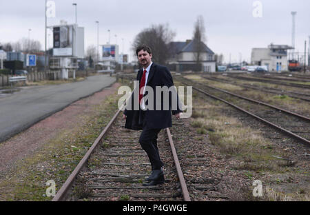 März 13, 2018 - Paris, Frankreich: Laurent Brun, dem Generalsekretär der französischen Gewerkschaft CGT Cheminots ("Eisenbahner") stellt in der Nähe von Eisenbahnen. Französische Eisenbahner bereiten eine große Straße Demonstration am 22. März, um gegen Präsident Emmanuel MacronÕs zu protestieren, die Pläne der französischen SNCF Bahnhof zu reformieren. Als Teil ihrer Opposition, Schiene Arbeiter sind auch Open-ended Transport Strike. Portrait de Laurent Brun, secrŽtaire gŽnŽral de la CGT-Cheminots, Prs des voies ferrŽes ˆ la Gare de Saint-Quentin-en-Yvelines. Stockfoto