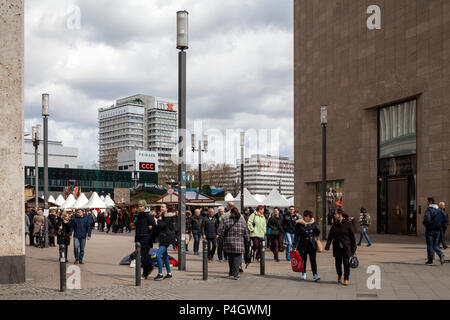 Berlin, Deutschland, Passanten zwischen Galeria Kaufhof und Haus Berolina am Alexanderplatz in Berlin-Mitte Stockfoto